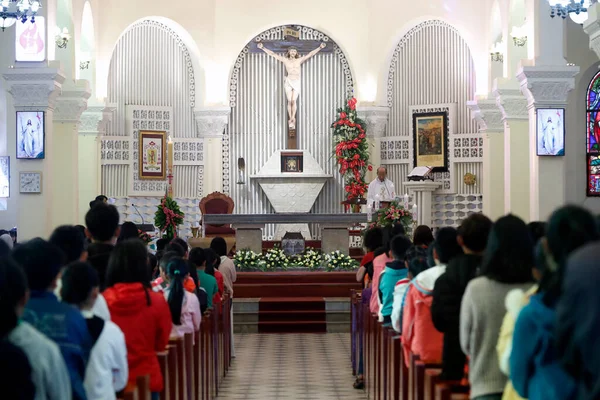 Aziz Nicholas Katedrali Dalat. Pazar katolik ayini. Dalat. Vietnam. 