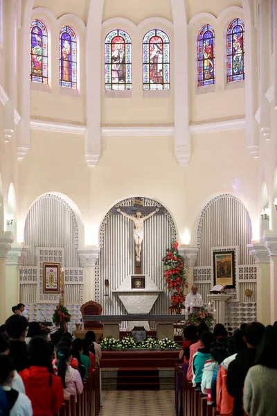 Aziz Nicholas Katedrali Dalat. Pazar katolik ayini. Dalat. Vietnam. 