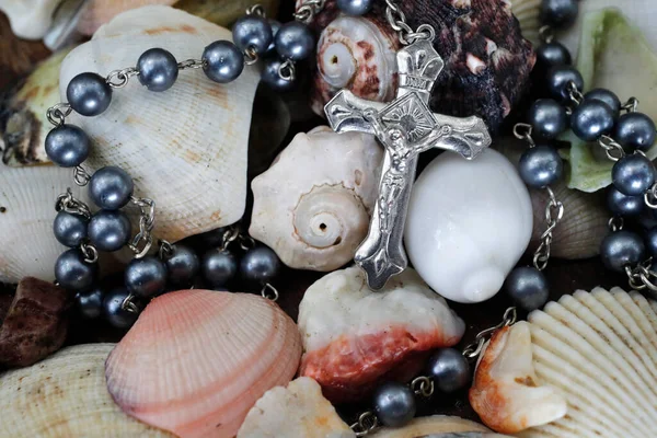 Nahaufnahme Eines Kreuzes Mit Rosenkranz Perlen Muscheln — Stockfoto