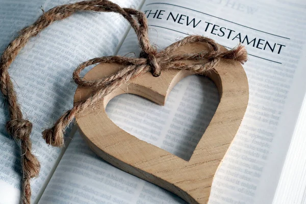 Wooden Heart Holy Bible New Testament — Stock Photo, Image