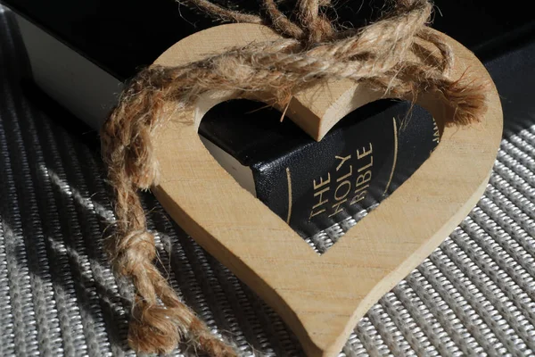 Wooden Heart Holy Bible — Stock Photo, Image