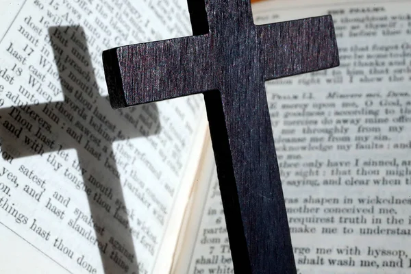 Деревянный Крест Священная Библия Псалмы — стоковое фото