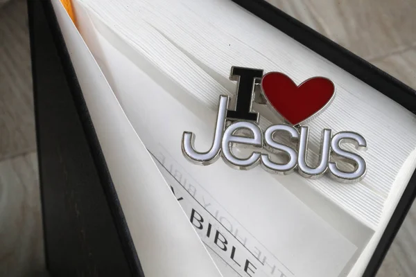 Αγαπώ Τον Ιησού Καρφίτσα Την Αγία Γραφή — Φωτογραφία Αρχείου