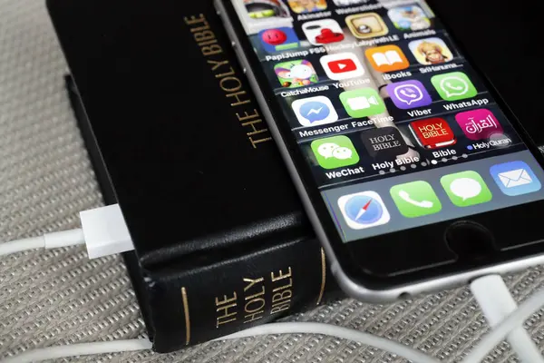 Χαρτί Αγία Γραφή Και Ψηφιακή Εφαρμογή Αγία Γραφή Στο Smartphone — Φωτογραφία Αρχείου