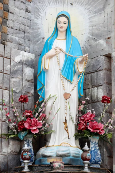 Kutsal Bakire heykeli ve tespih. Chau Doc Kilisesi. Vietnam. 