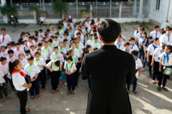 Çocuklu Katolik bir rahip. Chau Doc Kilisesi. Vietnam. 