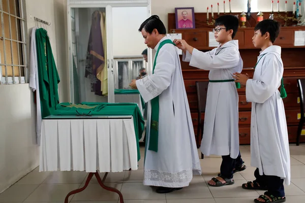 Catholic Priest Sacristy Altar Boys Chau Doc Church Vietnam — Stock Photo, Image