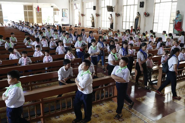 Pazar sabahı Katolik ayininde Hıristiyan çocuklar. Chau Doc Kilisesi. Vietnam. 
