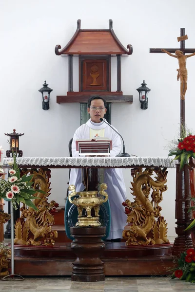 Messe Catholique Jeune Prêtre Vietnamien Tien Viêt Nam — Photo