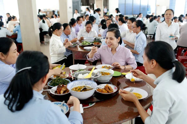 Bien Hoa 'daki Dominik halkı. Yemekte Katolik kardeşler. Vietnam. 