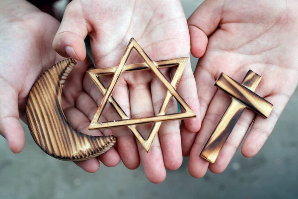 キリスト教 イスラム教 ユダヤ教3一神教 ユダヤ星と十字架と三日月 手に宗教間のシンボル — ストック写真