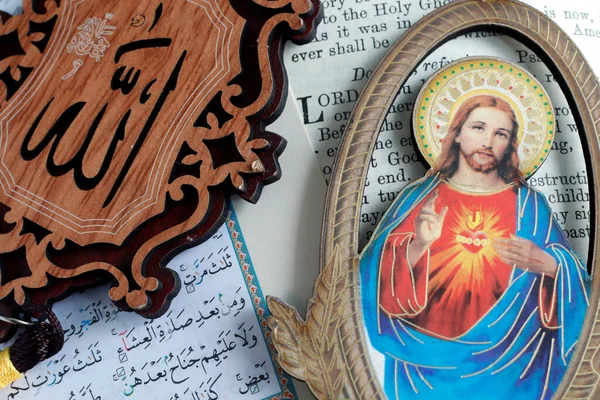 Kuran Bible Allah Monogram Jesus Sacred Heart Interreligious Symbole Vung — Stock Photo, Image