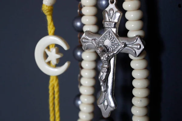 イスラム教徒のカトリックの祈りのビーズ 宗教間のシンボル — ストック写真