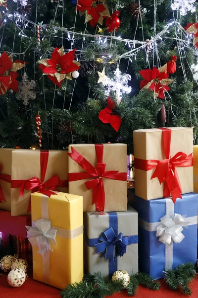 Hediyelerle süslenmiş Noel ağacı.