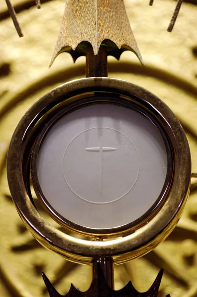 İsa 'nın Kutsal Kalbi Kilisesi (Nha Tho Tan Dinh). Monstrance. Kutsanmış Ayin 'e Tapma. Ho Chi Minh şehri. Vietnam. 