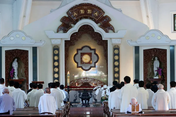 プークの息子カトリック修道院 シトー会の修道士がベスパーを歌う バリア ベトナム — ストック写真