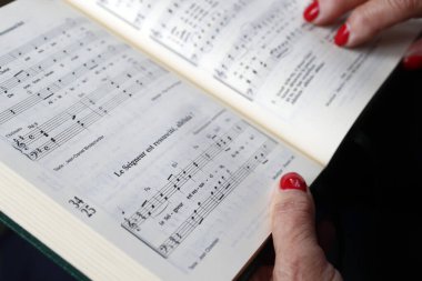 Alleluia okuyan kadın, Protestan bir övgü ve ibadet kitabı..  