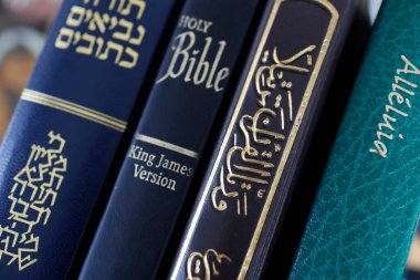 Üç tek tanrılı din. Hıristiyanlık, İslam ve Yahudilik. Thorah, Kuran ve İncil. Dinlerarası semboller. 