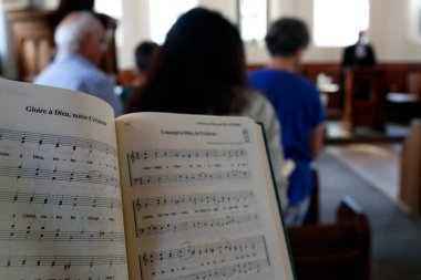 Protestan kilisesinde pazar ayini. Chamonix. Fransa. 
