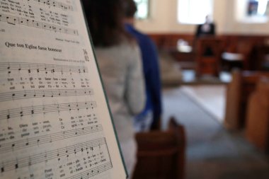Protestan kilisesinde pazar ayini. Chamonix. Fransa. 