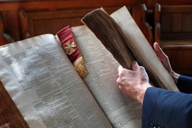 Old bible in French, 1669. Man reading the bible. 