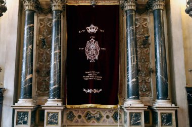 Venedik Yahudi Müzesi. 1575 yılında kurulan İtalyan Schola, Venedik sinagoglarının en basitidir. Tevrat perdesi. İtalya. 
