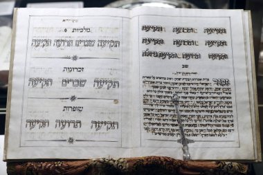 Yahudi Mirası Müzesi. Yahudi Takdis Kitabı 'nın üstünde. Padua. İtalya. 