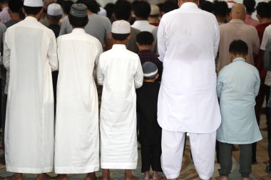 Al-Serkal Camii. Cuma namazı için dua eden müslümanlar. Phnom Penh. Kamboçya. 