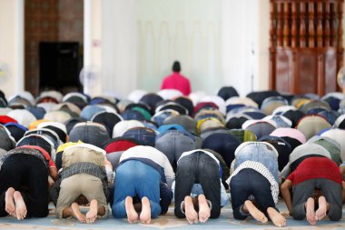 Al-Serkal Camii. Cuma namazı için dua eden müslümanlar. Phnom Penh. Kamboçya. 