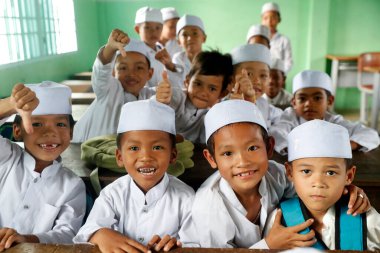 Nurunnaim Camii. Müslüman çocuklar İslam okulunda öğreniyor. Phnom Penh. Kamboçya. 