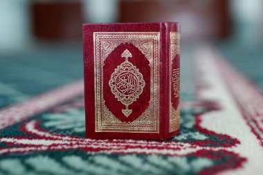 Yeşil Cami. Kutsal / yüce Arapça Kur 'an. Singapur