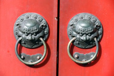 Çin Mahallesi 'ndeki Buda Dişi Kalıntısı Tapınağı. Geleneksel kırmızı Çin kapısı ve 2 aslan sapı. Ayrıntılar. Singapur. 