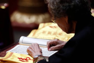 Çin Mahallesi 'ndeki Buda Dişi Kalıntısı Tapınağı. Budist törenindeki kadın. Singapur. 