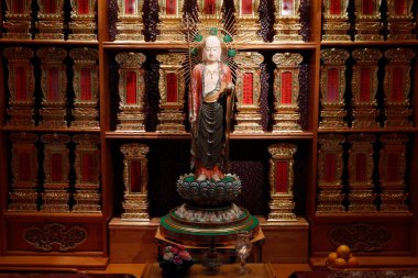 Çin Mahallesi 'ndeki Buda Dişi Kalıntısı Tapınağı. Atalarından kalma tabletlerle dolu bir salon. Singapur. 