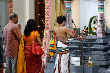 Puja. Geleneksel Hindu töreni. Sri Mariamman Hindu tapınağı. Singapur. 