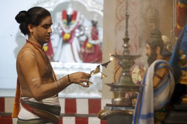 Puja. Geleneksel Hindu töreni. Sri Mariamman Hindu tapınağı. Singapur. 