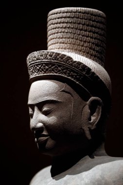 Asya Medeniyetler Müzesi. Angkor. Kamboçya 'nın kutsal şehrini keşfediyorum. Dişi tanrı, 9. yüzyılın sonlarında. Kum taşı. Singapur. 