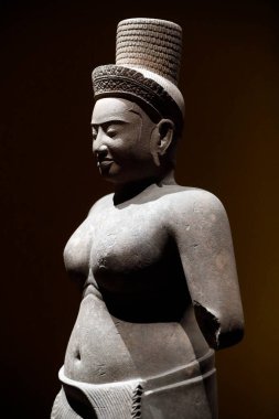 Asya Medeniyetler Müzesi. Angkor. Kamboçya 'nın kutsal şehrini keşfediyorum. Dişi tanrı, 9. yüzyılın sonlarında. Kum taşı. Singapur. 