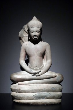 Asya Medeniyetler Müzesi. Angkor. Kamboçya 'nın kutsal şehrini keşfediyorum. Buda, Naga tarafından korunuyor. Kamboçya, 11. yüzyıl. Kum taşı. Singapur. 