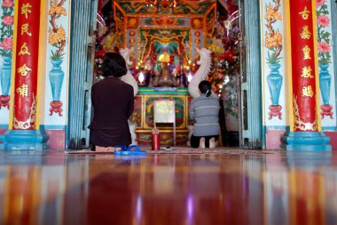 Mieu Ba Ngu Hanh Budist tapınağı. Dua eden kadınlar. Dua eden kadınlar. Vung Tau. Vietnam. 
