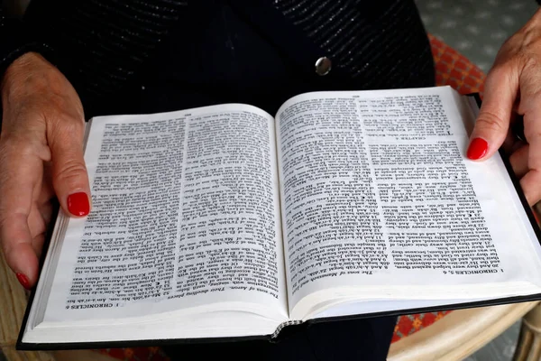 İncil okuyan kadın. Yakın plan.. 