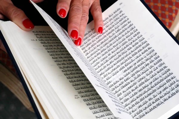 Jewish Woman Reading Torah Close — Fotografia de Stock