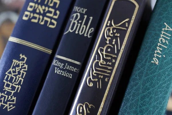 Üç tek tanrılı din. Hıristiyanlık, İslam ve Yahudilik. Thorah, Kuran ve İncil. Dinlerarası semboller. 