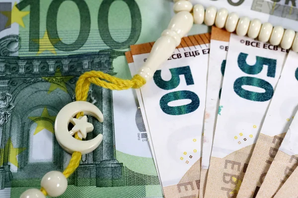 Euro para biriminin banknotları. Müslüman tespihi (misbaha) ile İslami finans ve ekonomi kavramı ). 