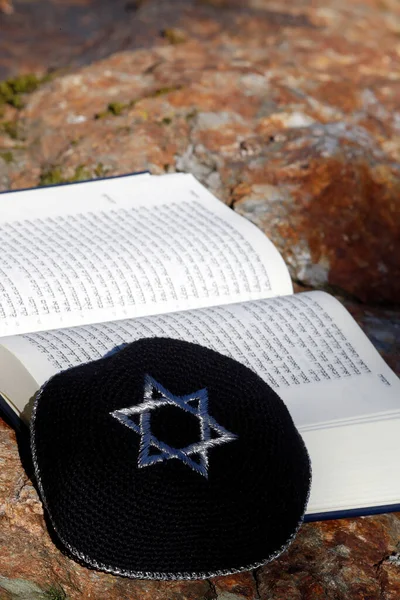 Torá Kippah Dois Símbolos Judaicos — Fotografia de Stock