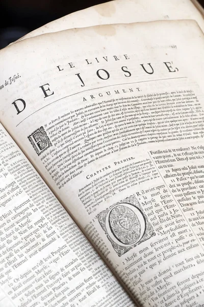 Eski Fransızca İncil, 1669. Eski Ahit. Tarihi bir kitap. Joshua. 