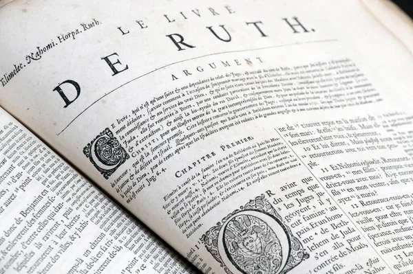 Eski Fransızca İncil, 1669. Eski Ahit. Tarihi bir kitap. Ruth..