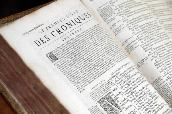 Eski Fransızca İncil, 1669. Eski Ahit. Tarihi bir kitap. Günlükler. 