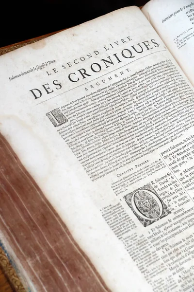 Eski Fransızca İncil, 1669. Eski Ahit. Tarihi bir kitap. Günlükler. 