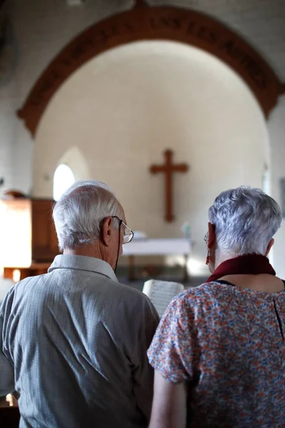 Evangelische Kirche Sonntagsgottesdienst Paar Betet Frankreich — Stockfoto